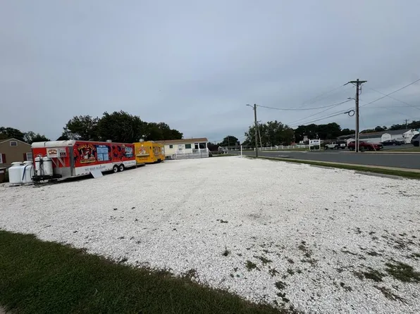 67 Ocean Blvd, Chincoteague Island, VA 23336