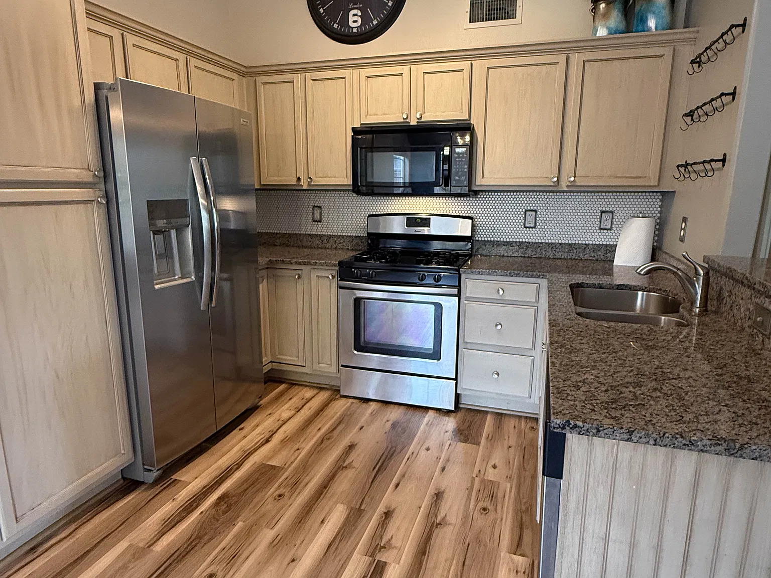3 bed, 1291 sqft, $2,400 — Photo 1