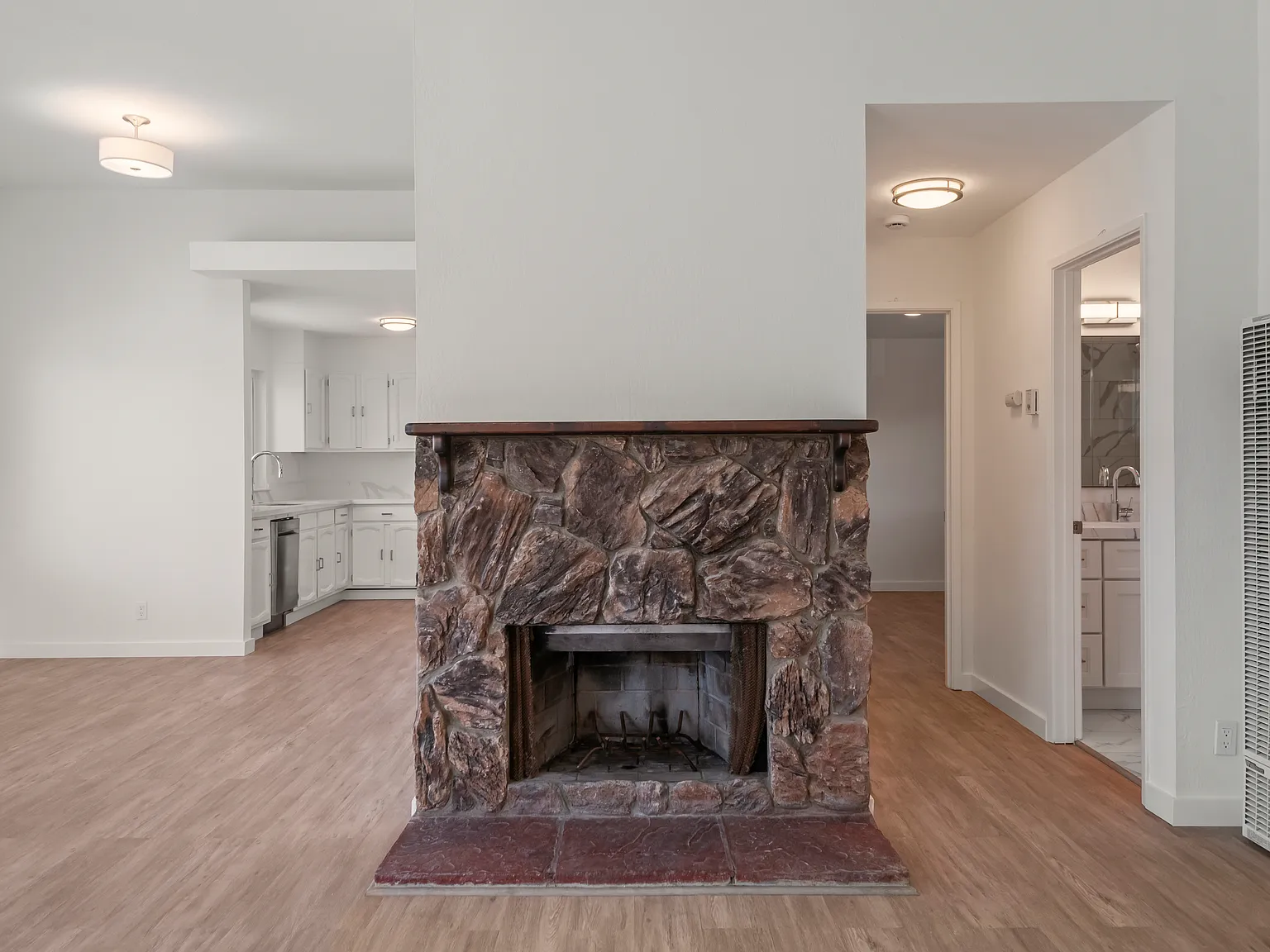 1 bed, 900 sqft, $3,200 — Photo 3