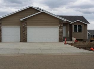 712 Canyon Rd, Mandan, ND 58554