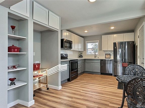 5th image of 2319 Mountain View Ave W