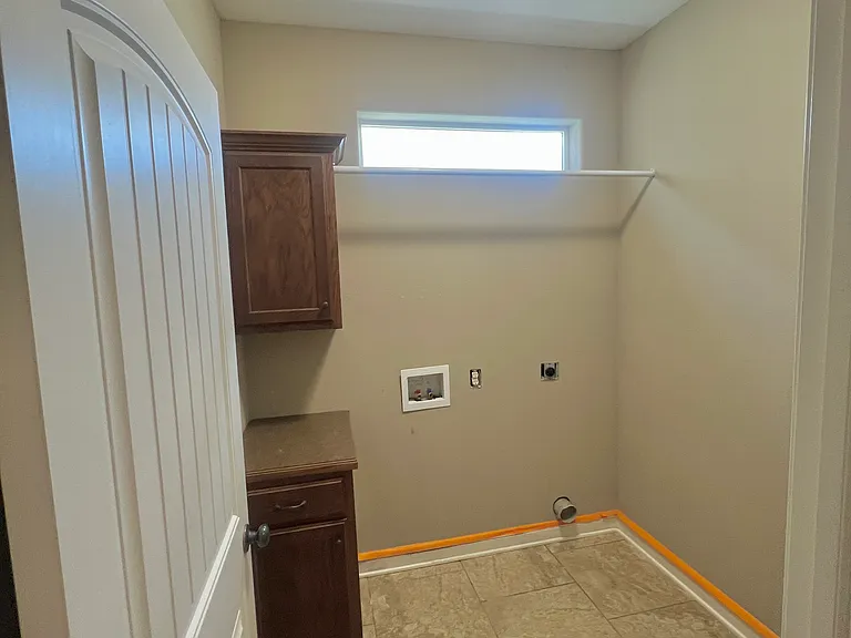 604 Harland Dr — Photo 8