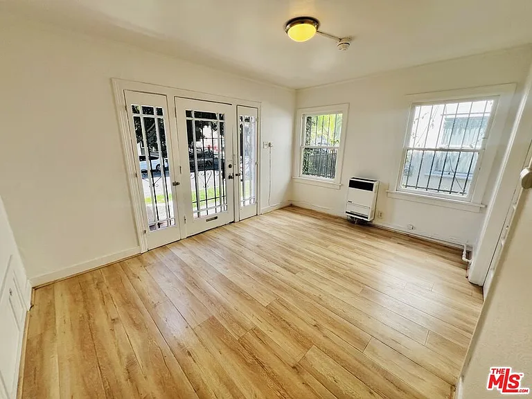 936 S Berendo St — Photo 3