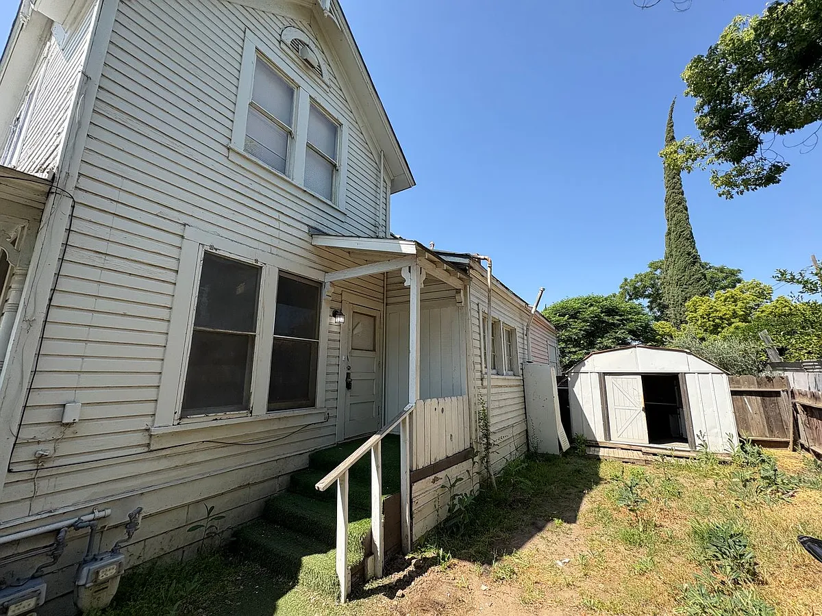 Building Photo - 467 1/2 N Alta Ave