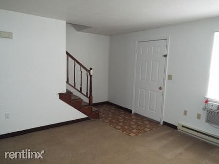 livingroom toward front door