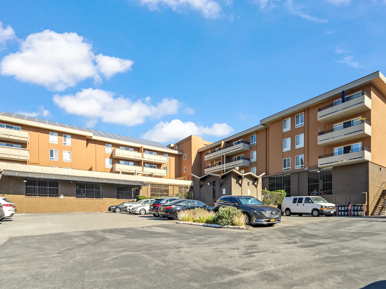 Laurelwood Apartments — Photo 2