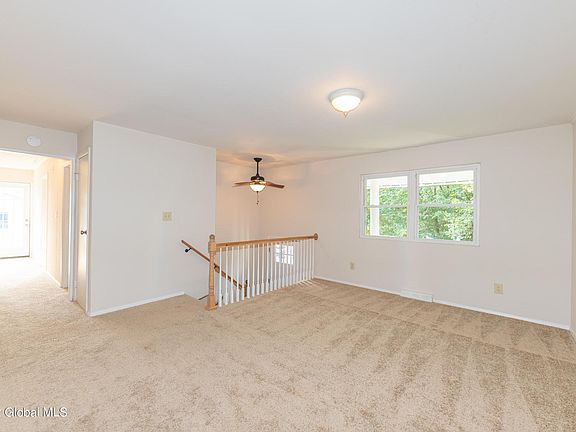 5th image of 34 Lamplighter Ln
