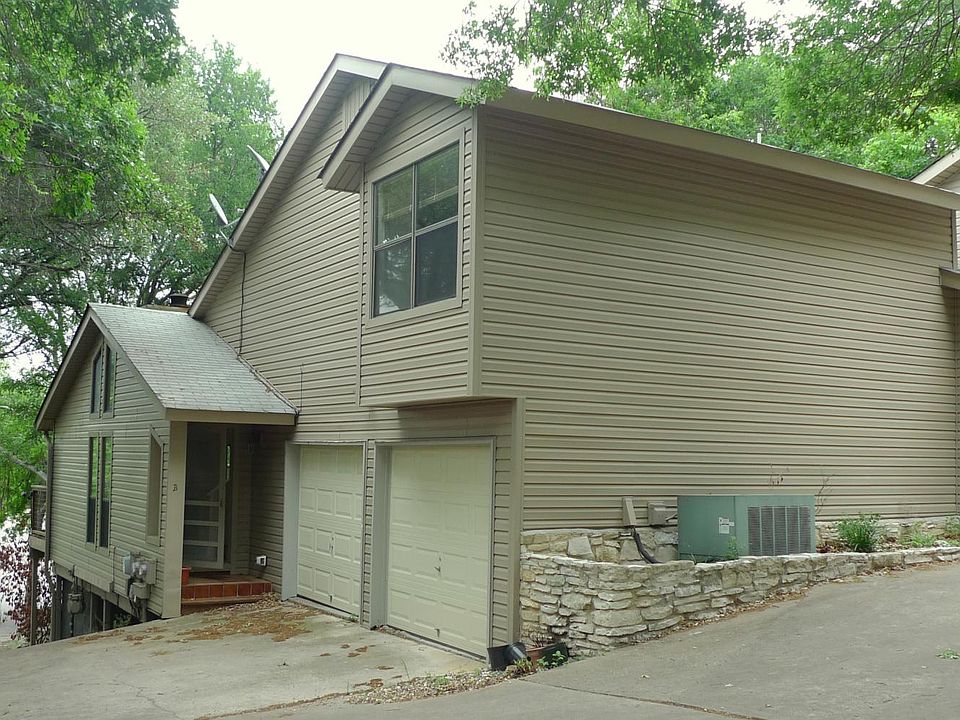 Entry and garage for Unit B