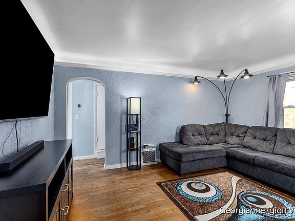 4th image of 132 W 32nd St