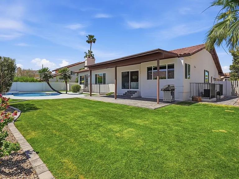 5623 E Claire Dr — Photo 41