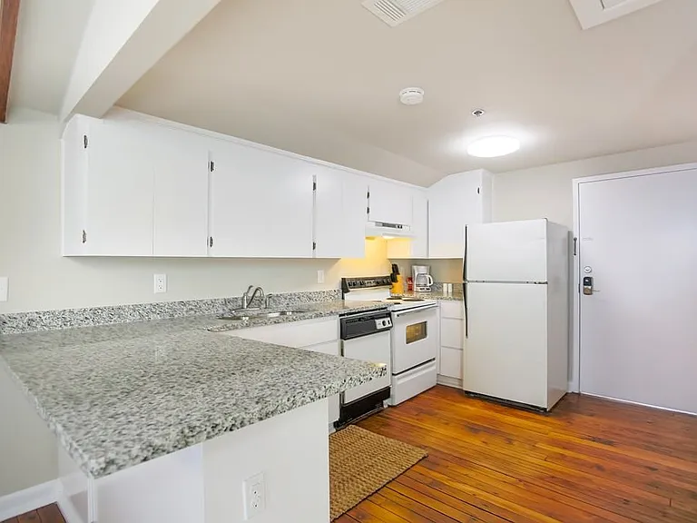 124 E Liberty St #D — Photo 9