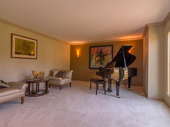 3rd image of 399 Leverett Ln