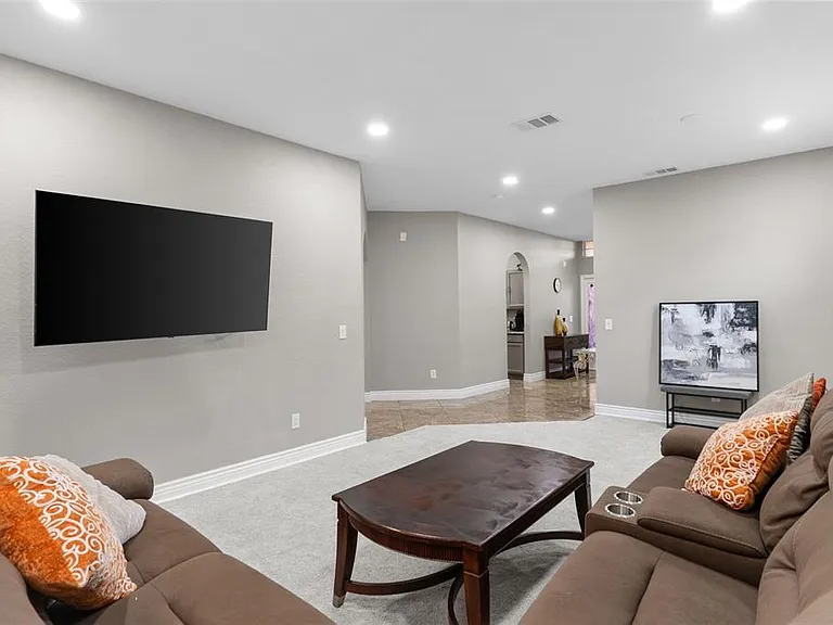 215 Gleneagles Dr — Photo 7