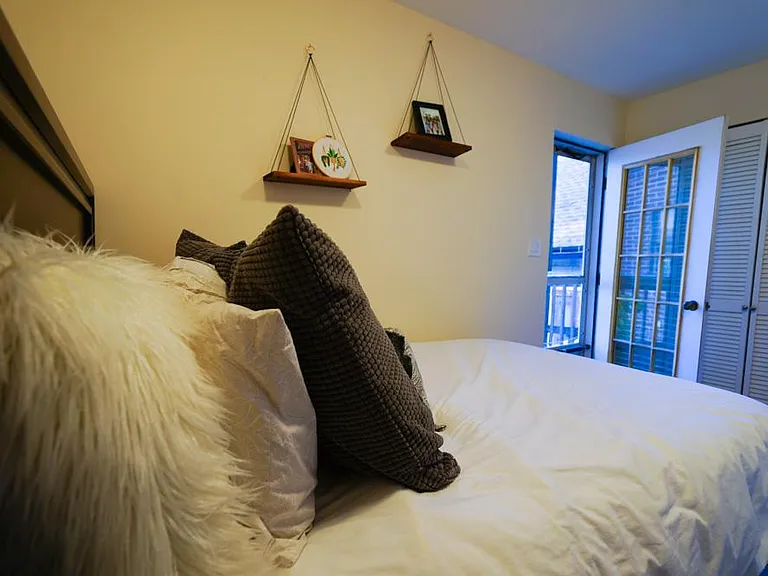 Upstairs bedroom 2 - door to balcony overlooking back deck