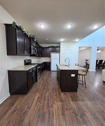 5th image of 504 Lakeshore Village Ln
