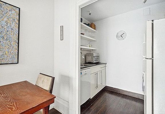 3rd image of 40 E 75th St APT 3B