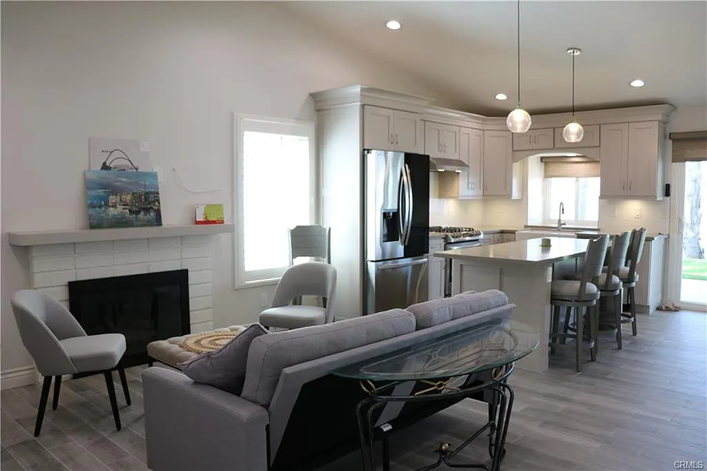 2 bed, 930 sqft, $3,100 — Photo 4