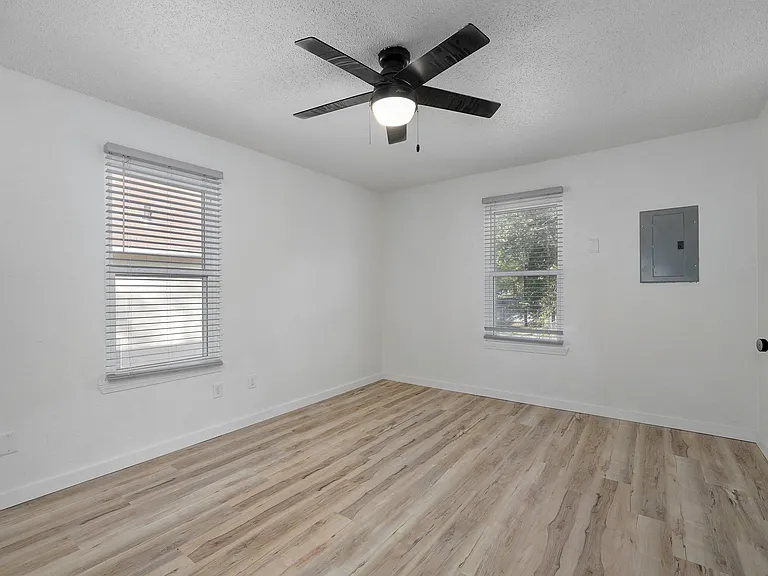 301 W State St #C — Photo 9