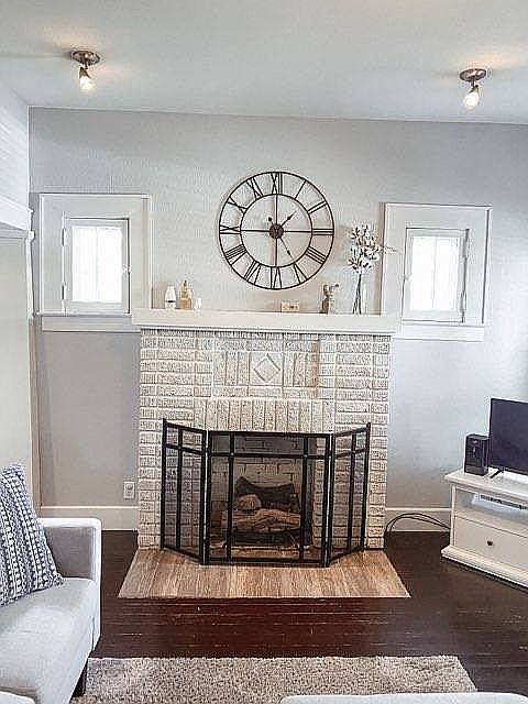 Living room with gas log 