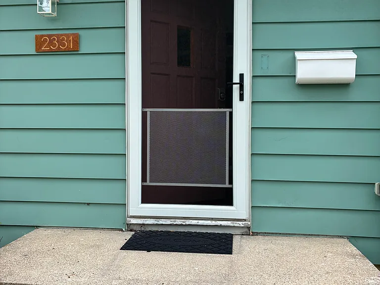 2331 Rowland Ave — Photo 2