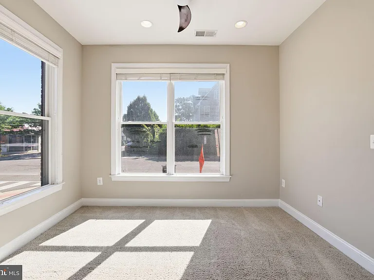1100 S Edgewood St — Photo 6