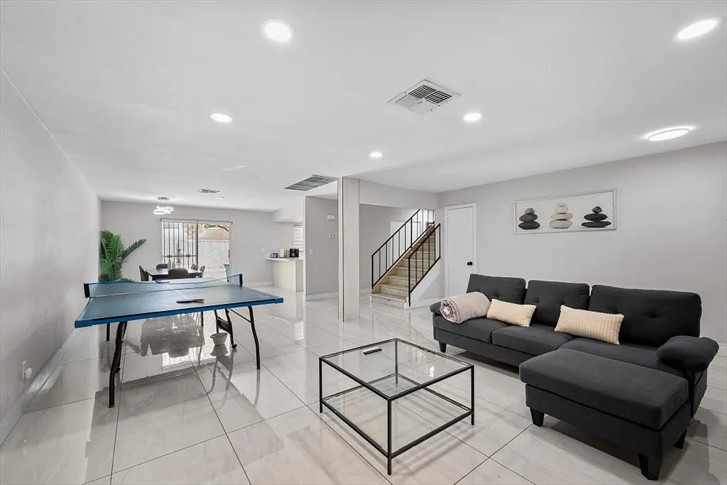 6 bed, 2862 sqft, $3,100 — Photo 2