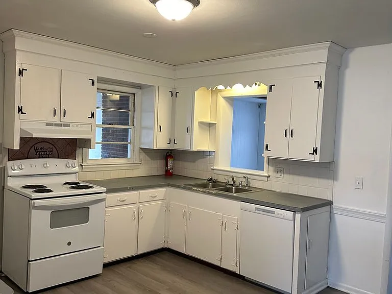 3203 Old Forest Rd — Photo 5