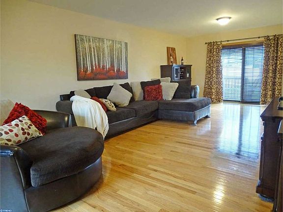 3rd image of 7 Monach Ct