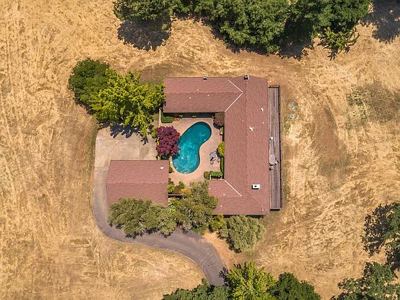 3rd image of 1195 Westridge Dr