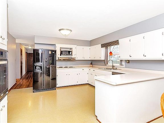5th image of 660 Russell Lake West Dr