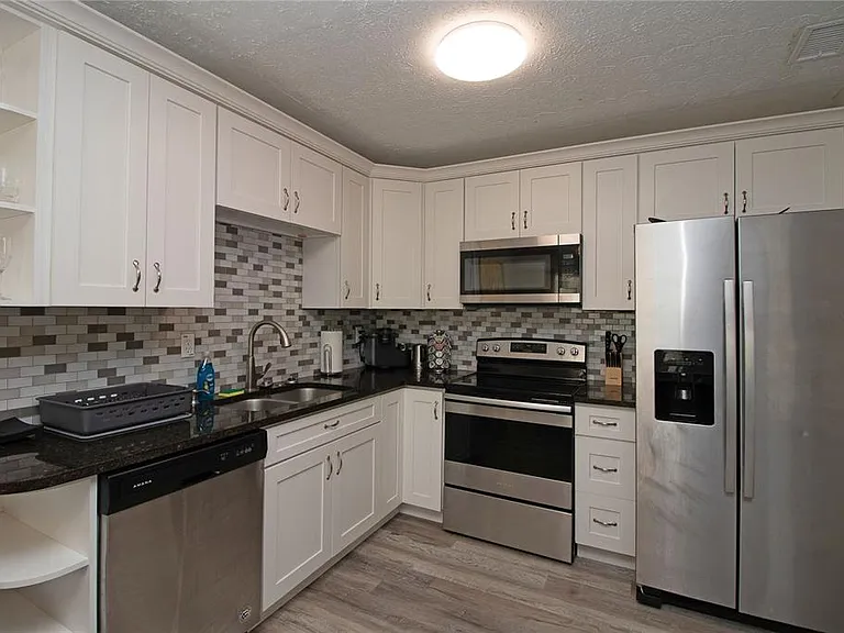 1635 Gladys St #2 — Photo 13