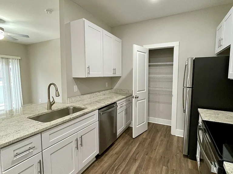325 English Commons Dr — Photo 4