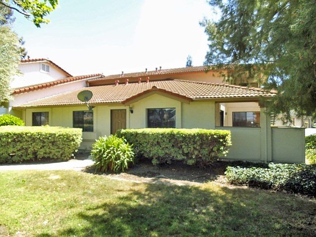 1st image of 425 Colony Crest Dr