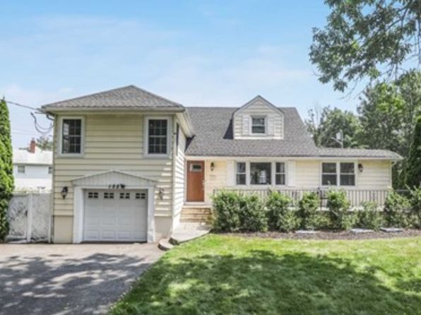 122 Village Cir W