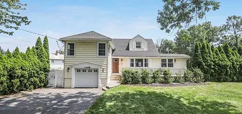 122 Village Cir W Photo 1