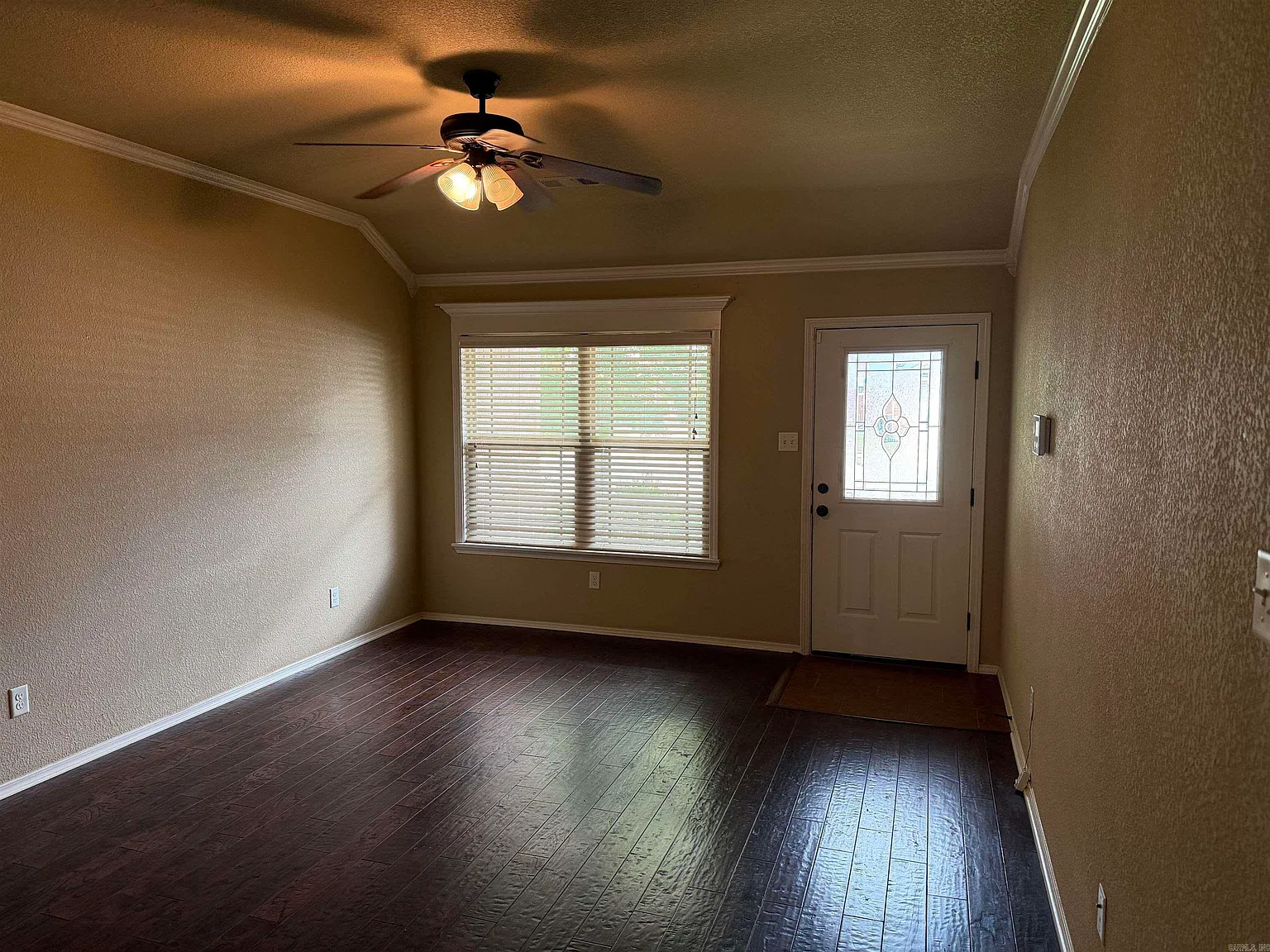 4 bed, 2.0 bath, 1500 sqft, $1,800 — Photo 2