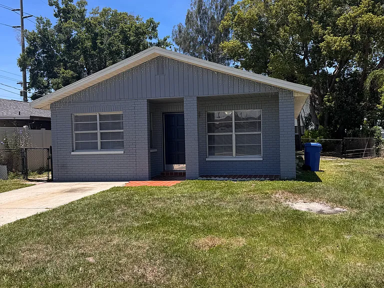 7504 N Thatcher Ave — Photo 1