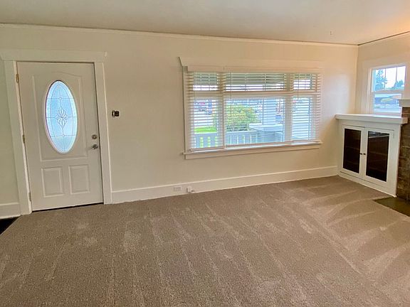 4th image of 15721 Main St E