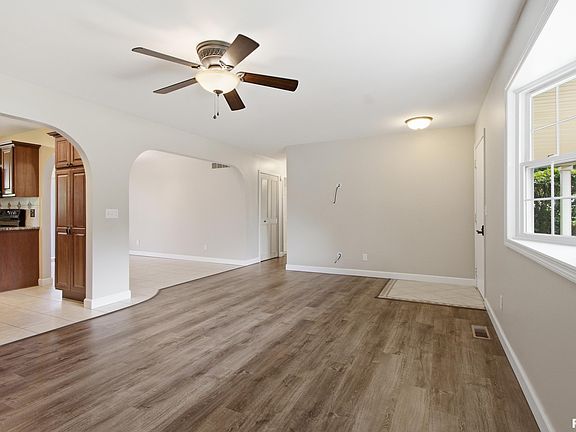 4th image of 513 Meadow Dr