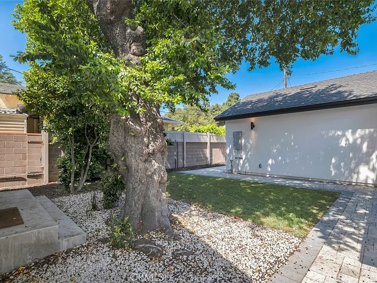 2115 W Clark Ave — Photo 27