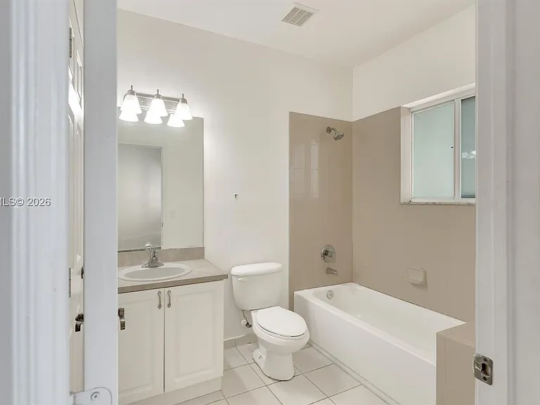 1916 SE 23rd Ave #1916 — Photo 35