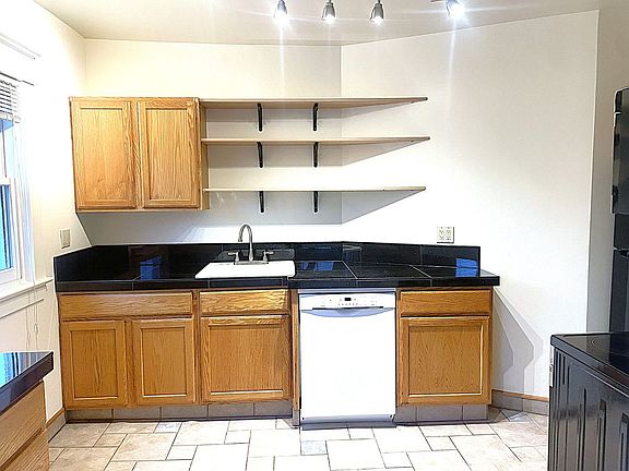 3rd image of 442 NE Russell St
