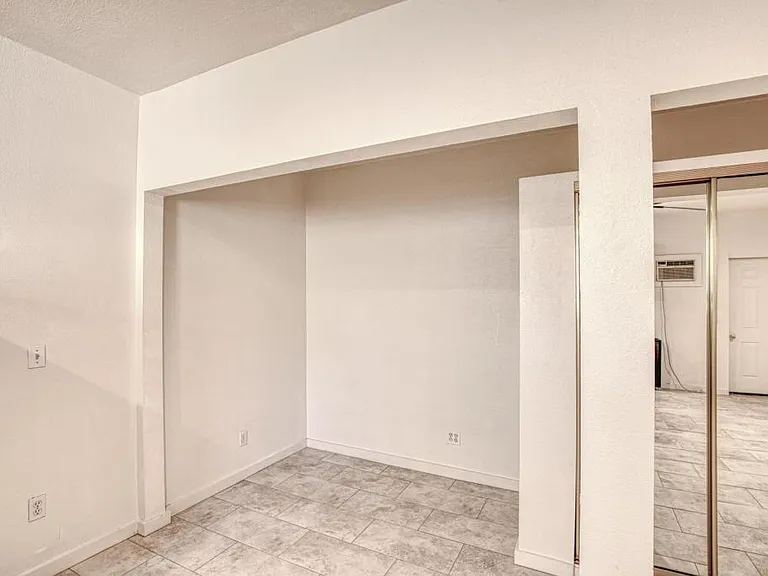 638 E 1st St #2 — Photo 19