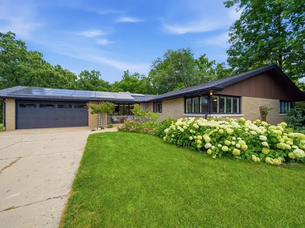 5200 N Sherbrook Ln, Peoria, IL 61614