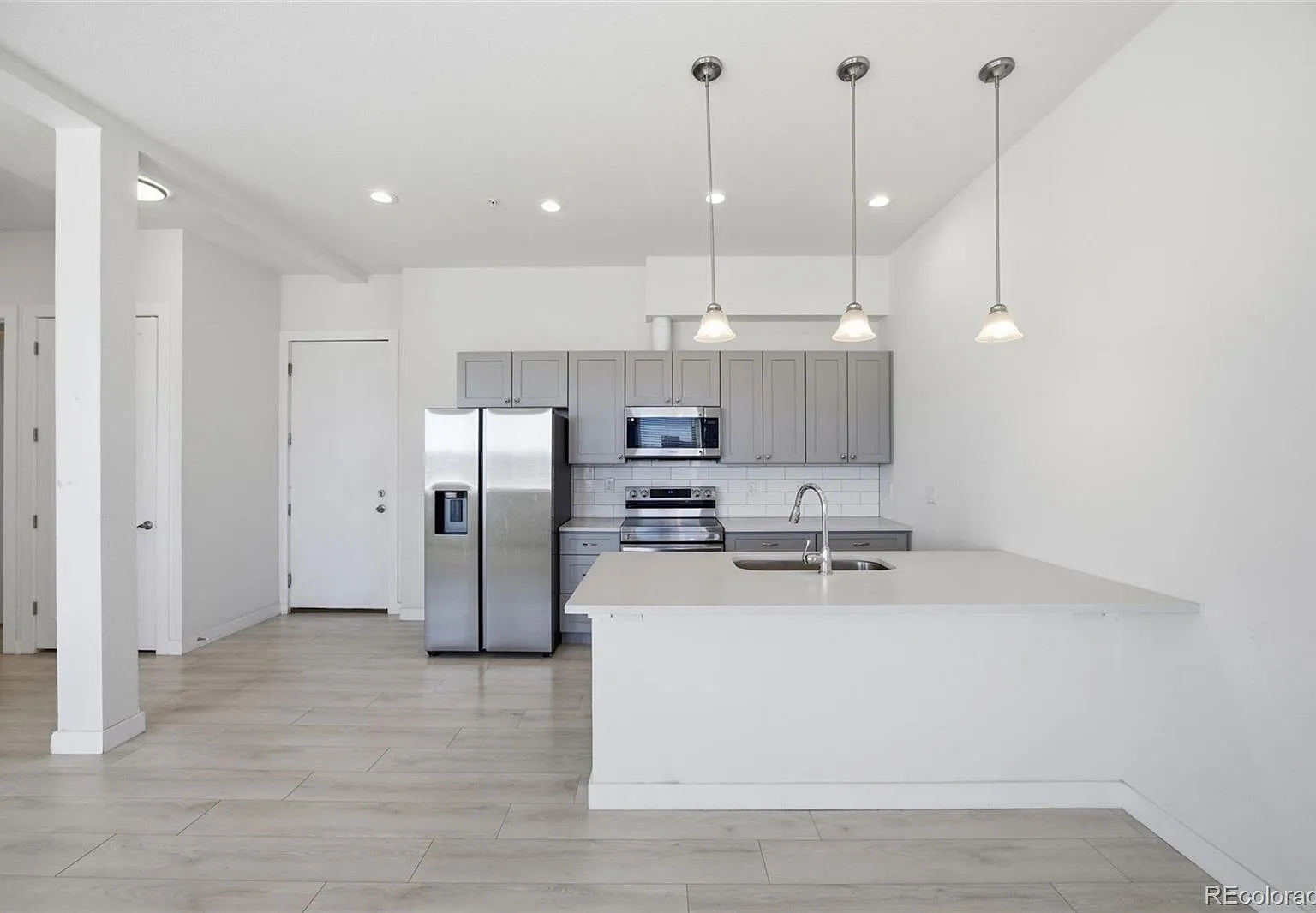 2 bed, 2.0 bath, 975 sqft, $2,200 — Photo 2
