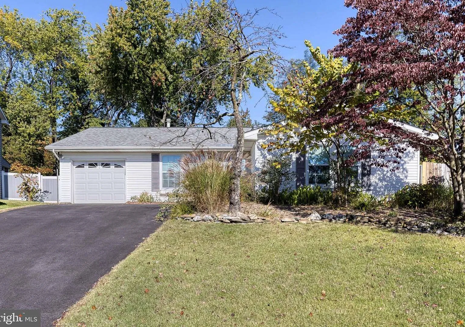 Welcome to this 4bd 2bth beautifully updated and meticulously maintained ranch-style home — Photo 2