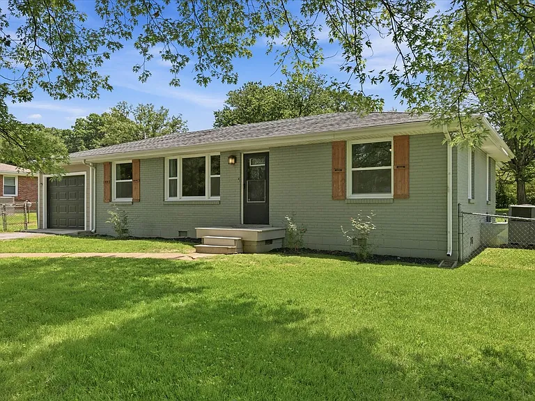 37 Hillsboro Rd — Photo 3