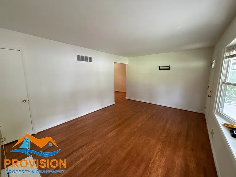20 Washington Dr — Photo 3