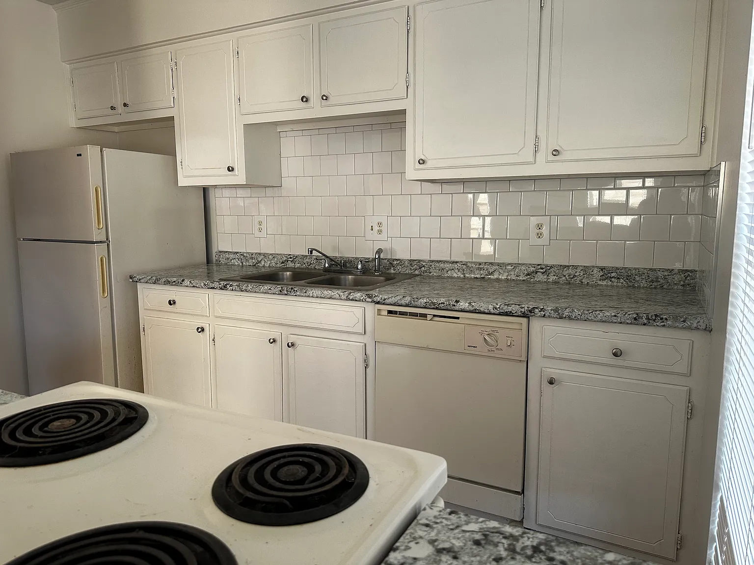 2 bed, 1.5 bath, 1000 sqft, $975 — Photo 2