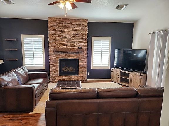 Living room, gas fireplace 